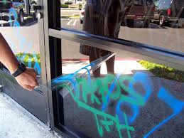 Une vitre avec des graffitis